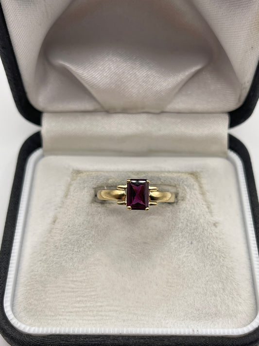 9ct gold garnet ring