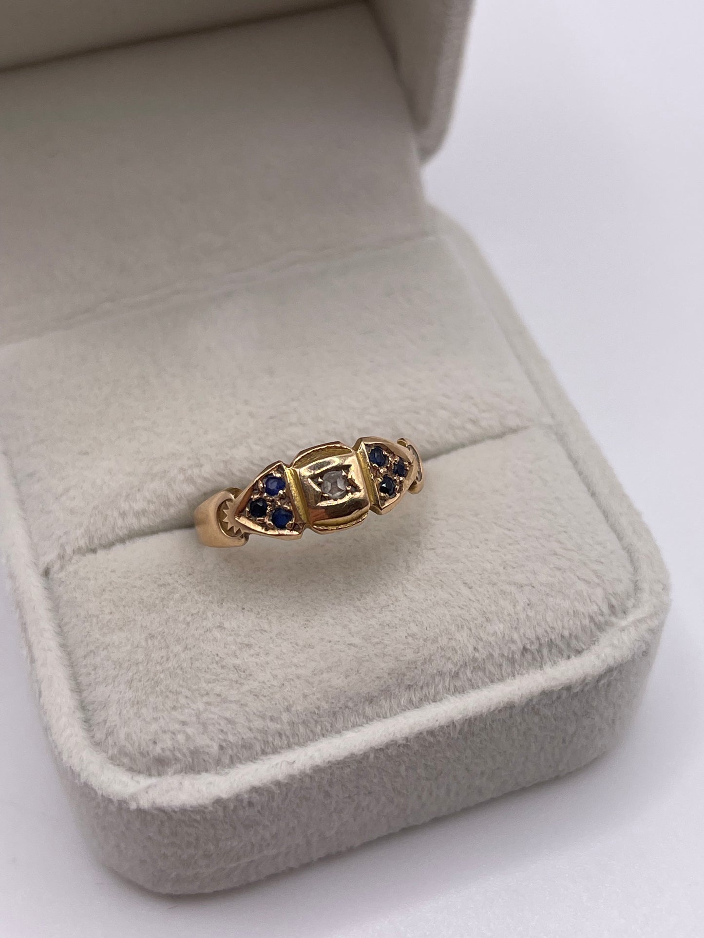 Antique 15ct gold sapphire and diamond ring