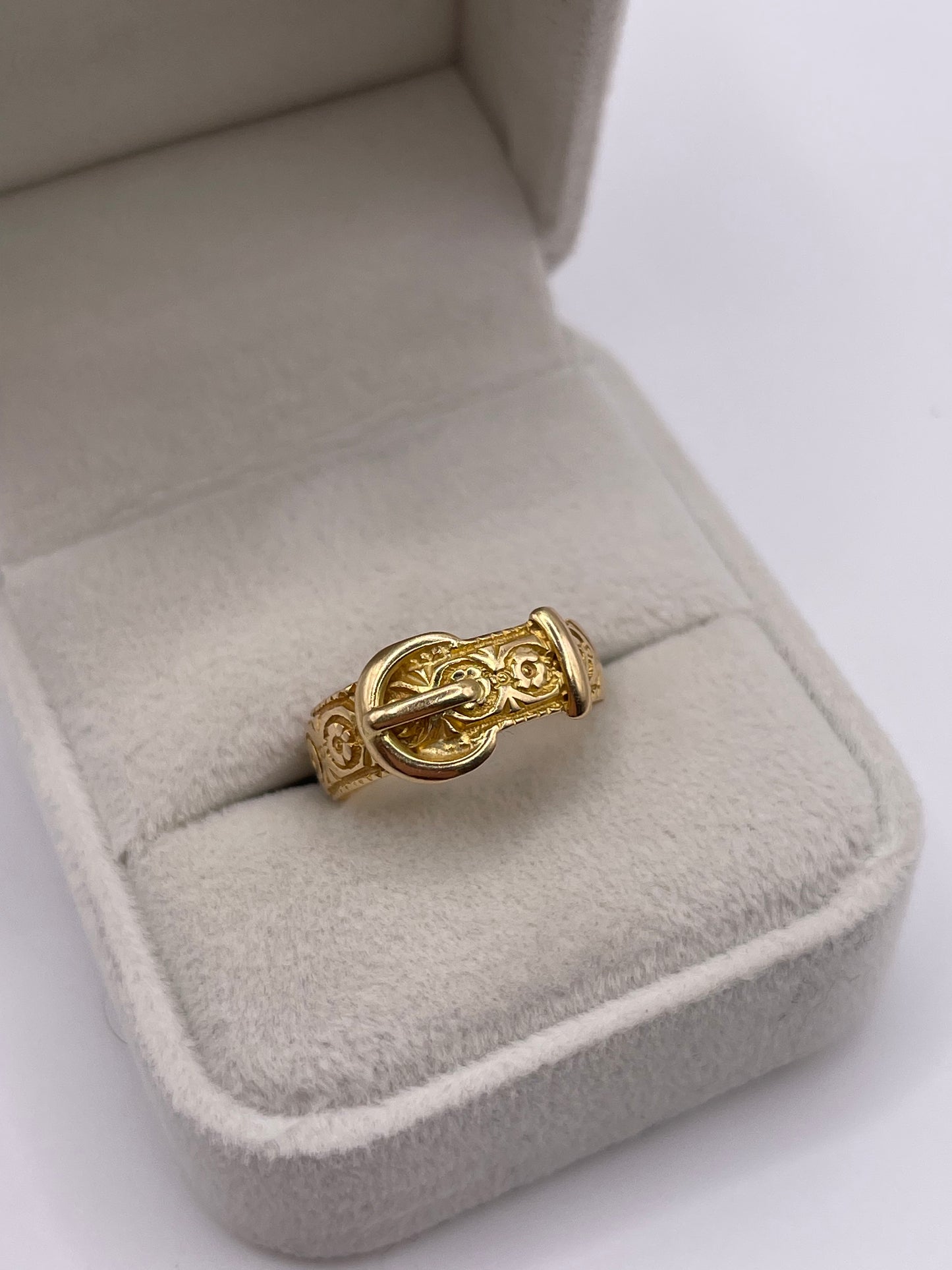 Antique 18ct gold buckle ring