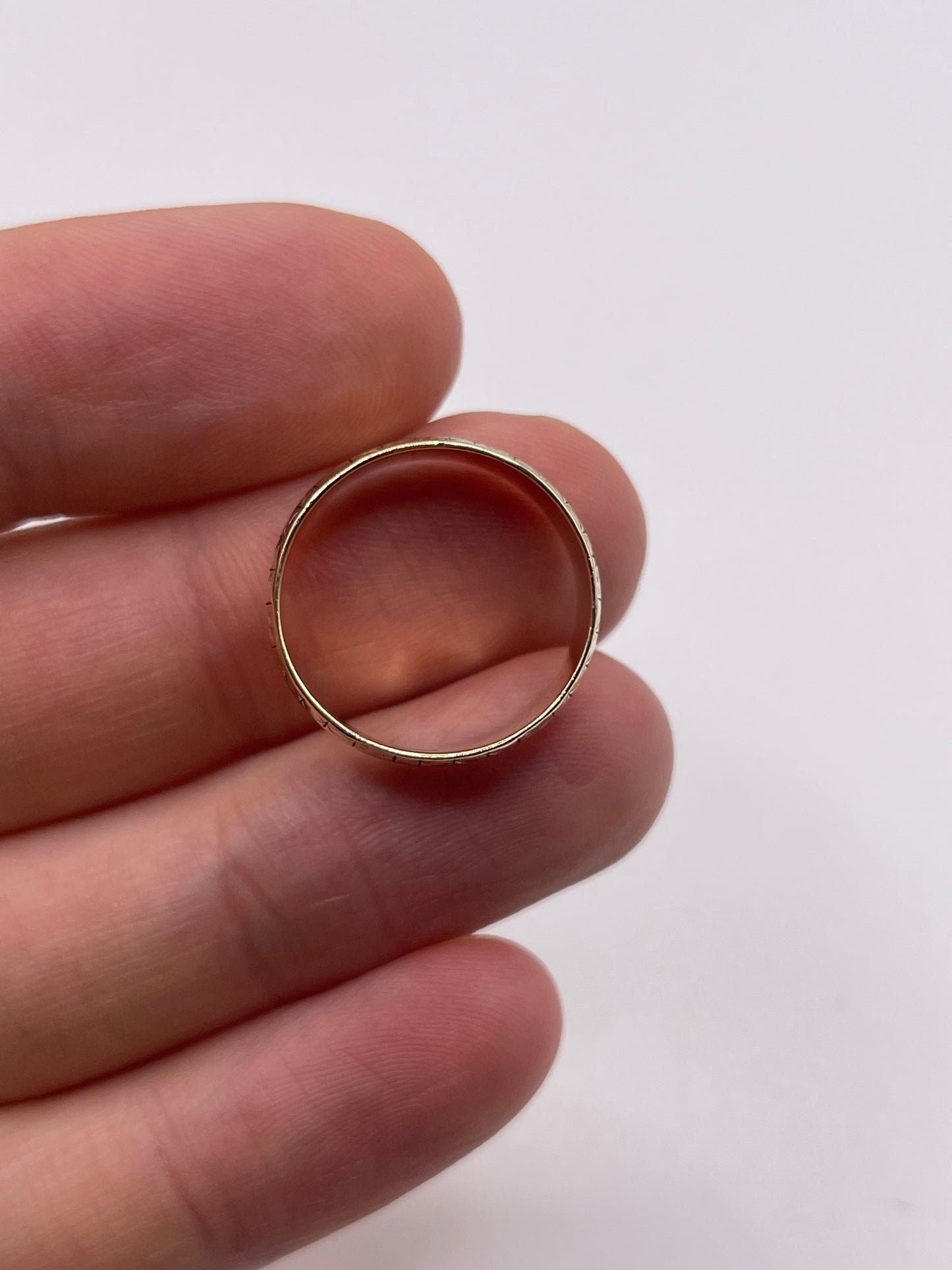 9ct gold patterned band