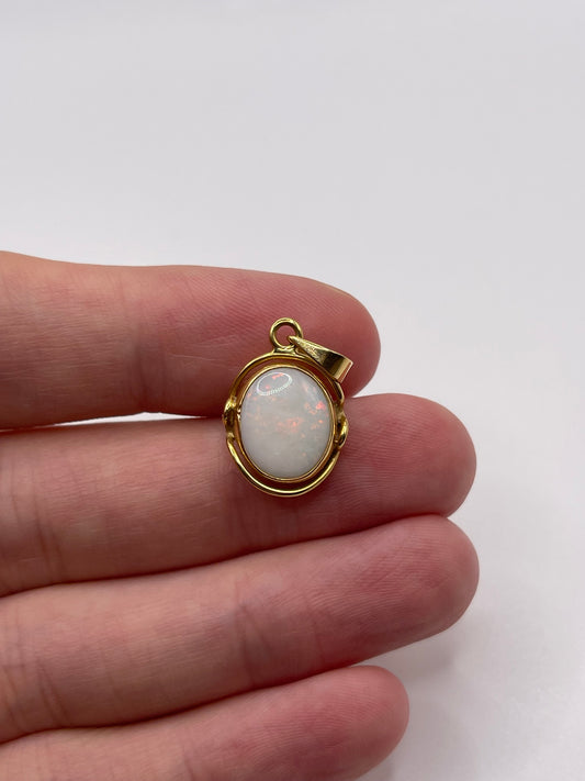 18ct gold opal pendant