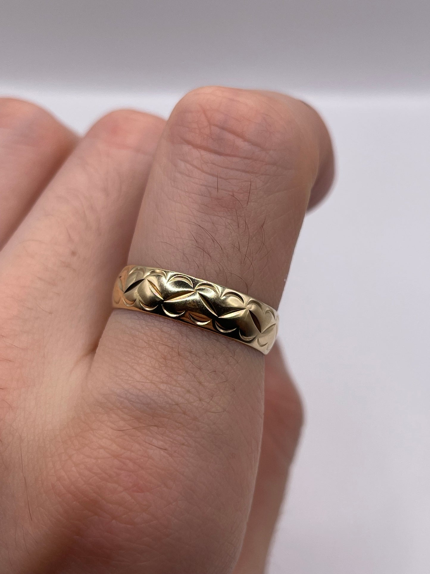 9ct gold patterned band