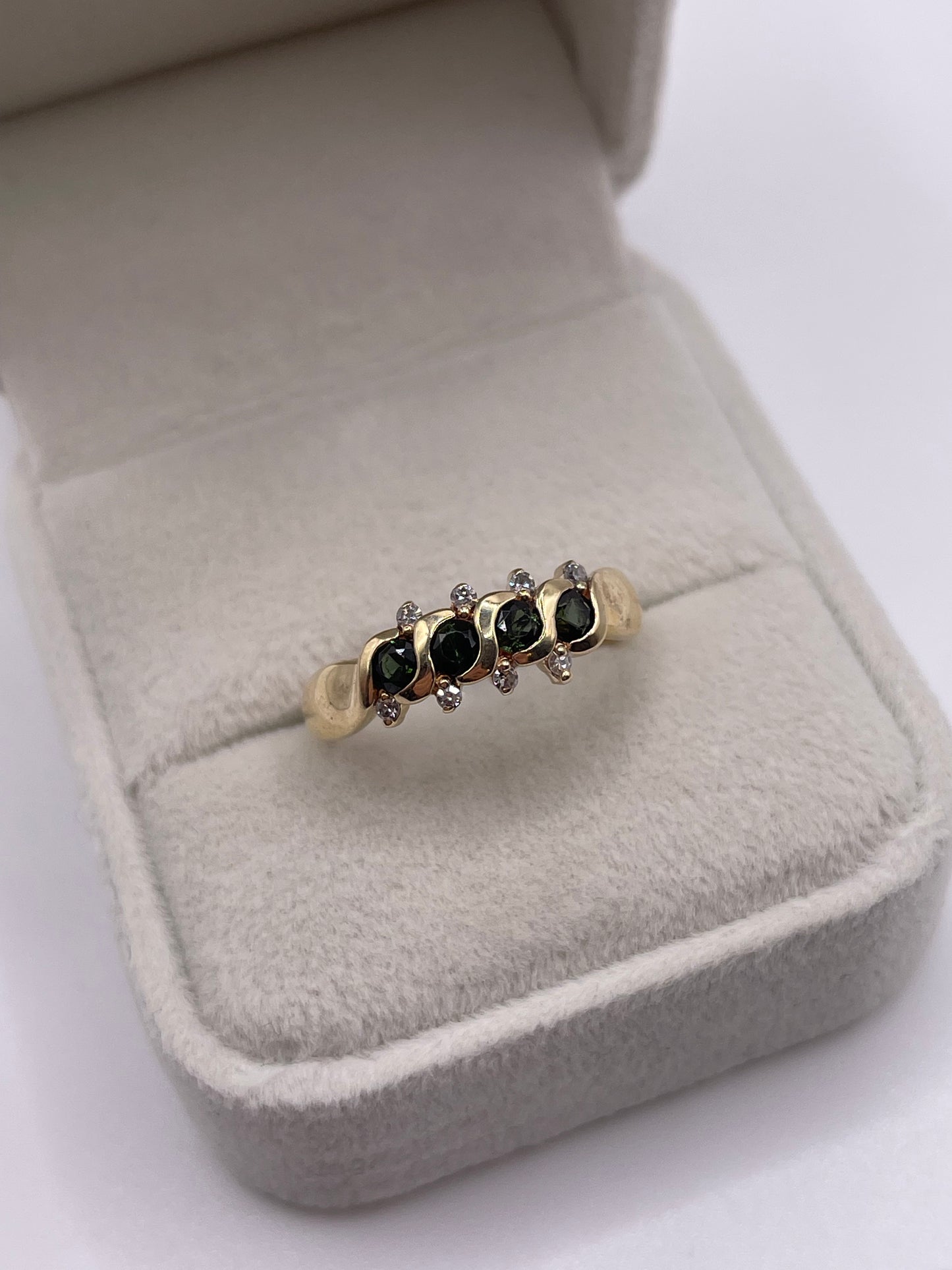 9ct gold green sapphire and diamond ring