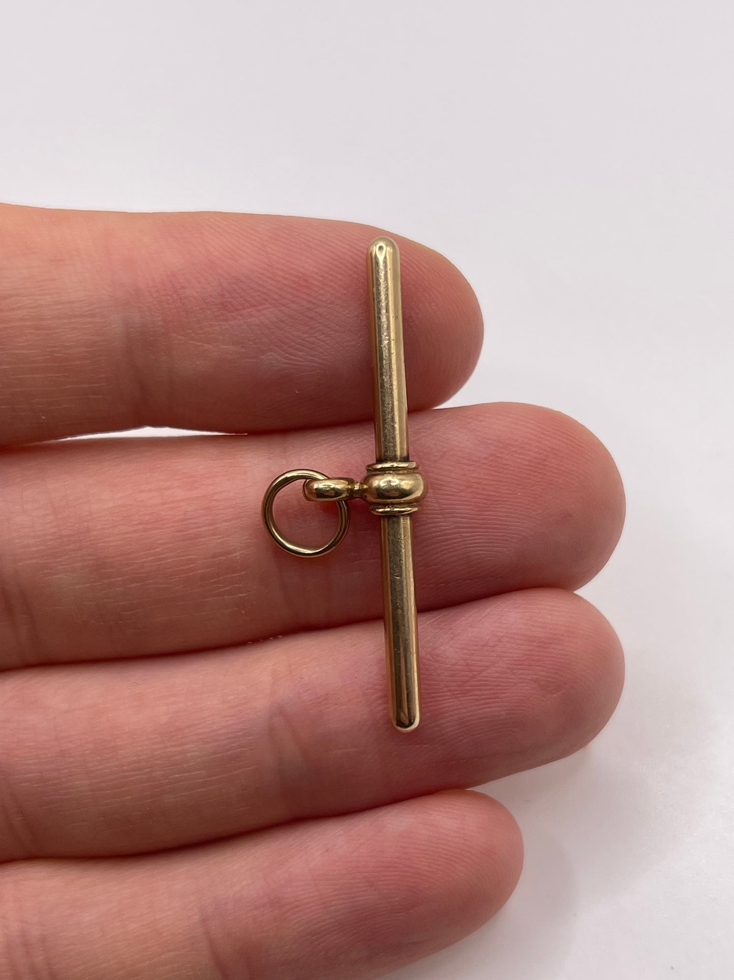 9ct gold t bar pendant