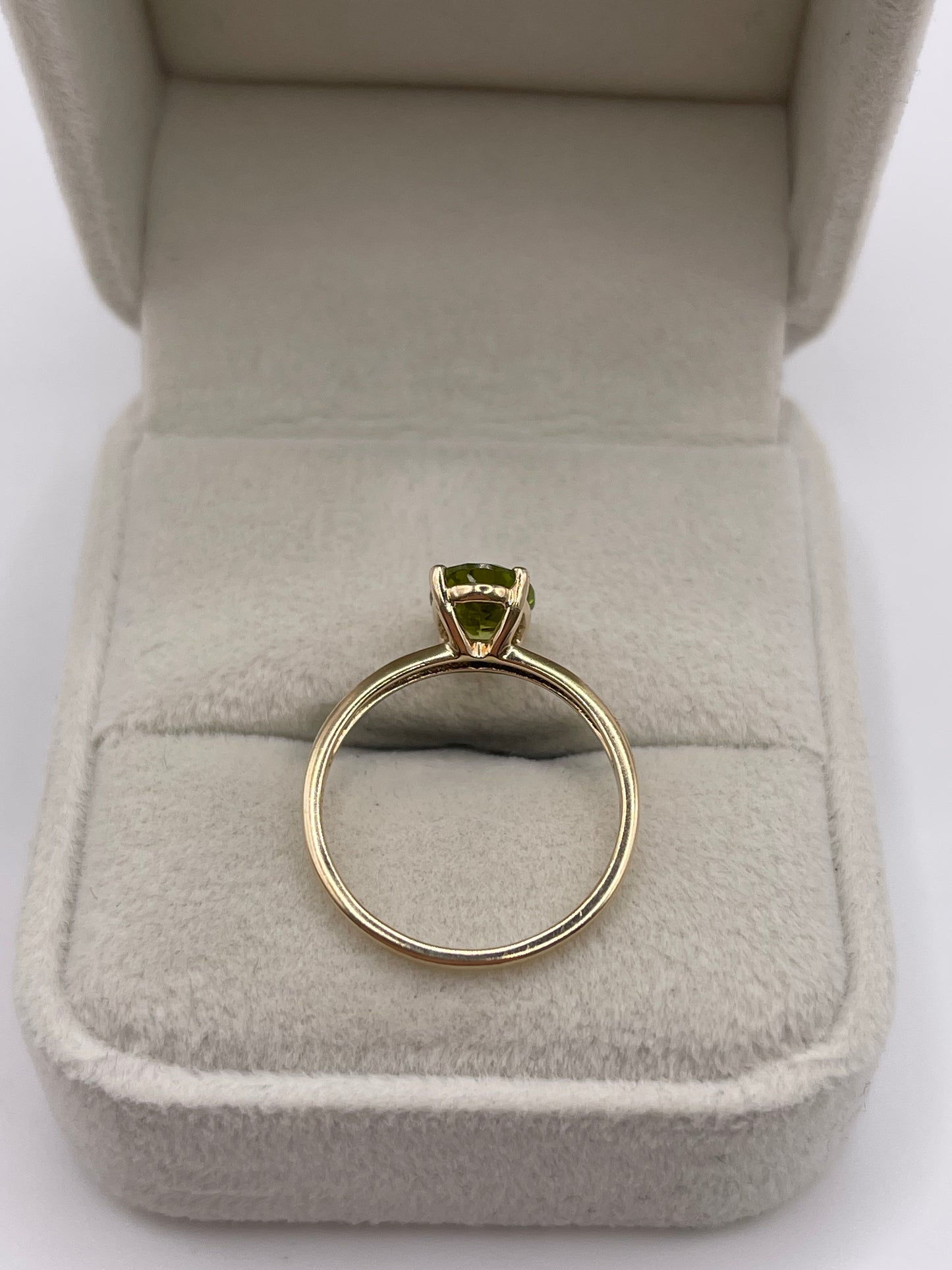 9ct gold peridot ring