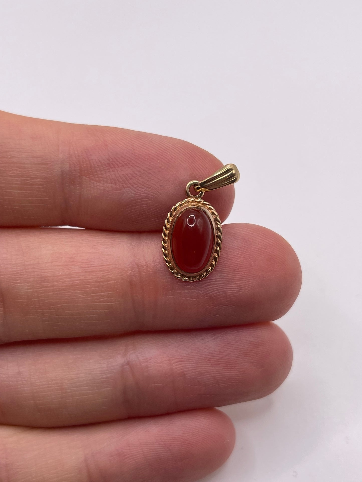 9ct gold carnelian pendant