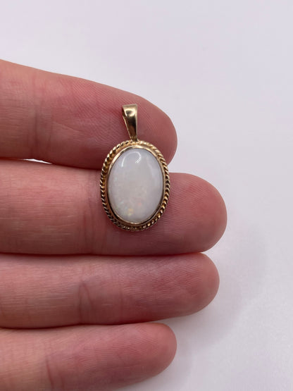 9ct gold opal pendant