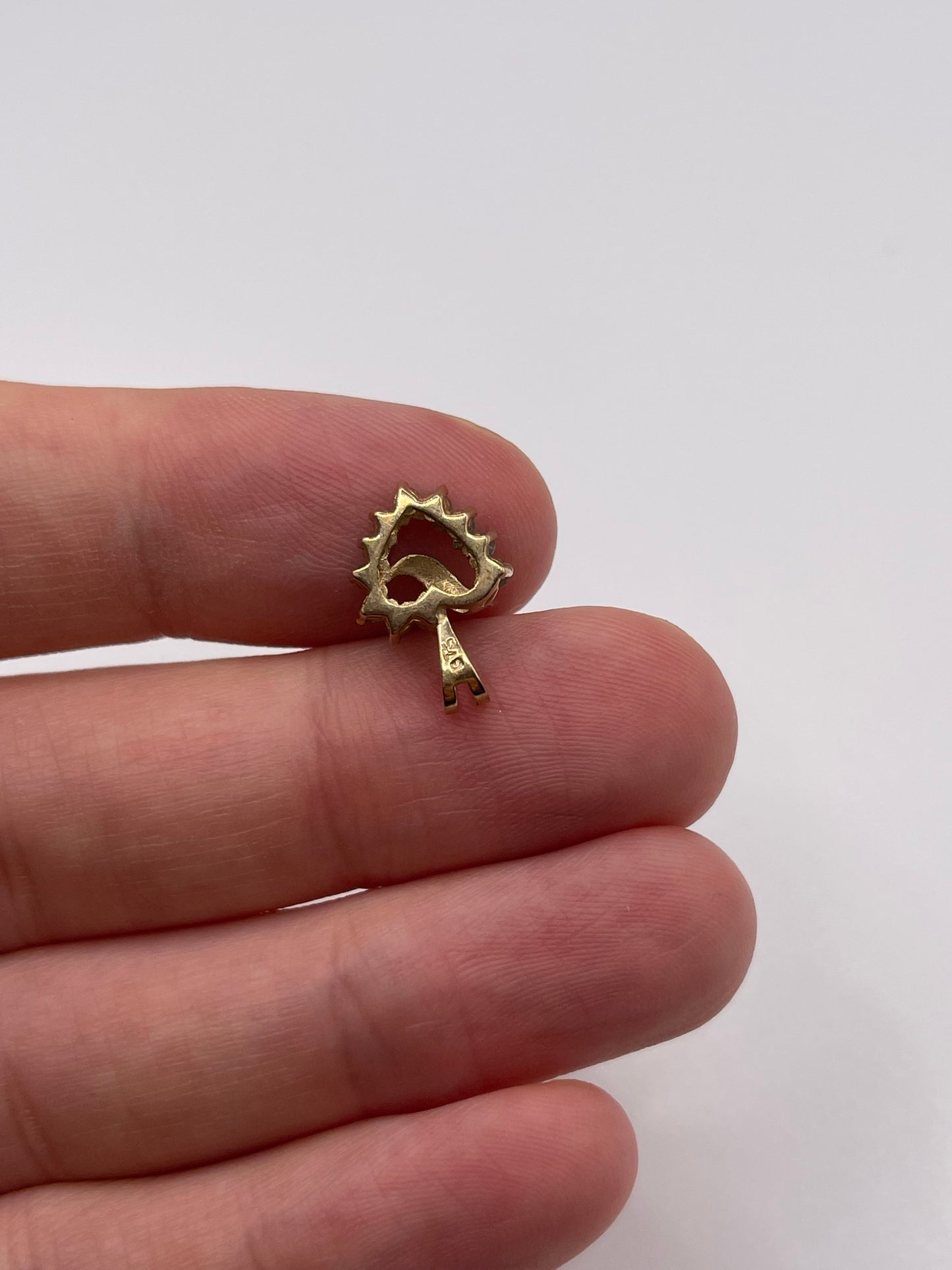 9ct gold emerald heart pendant