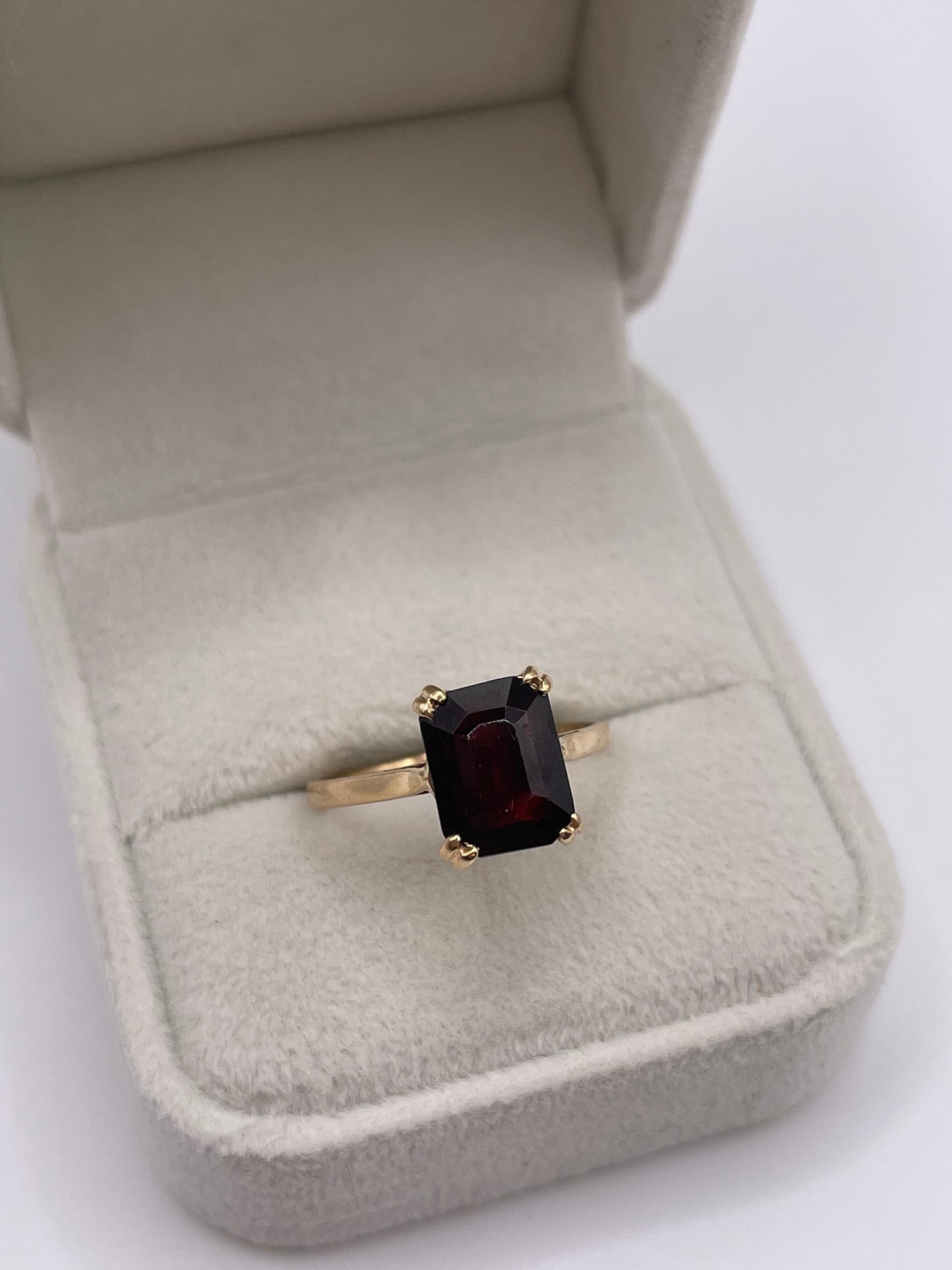 9ct gold garnet ring