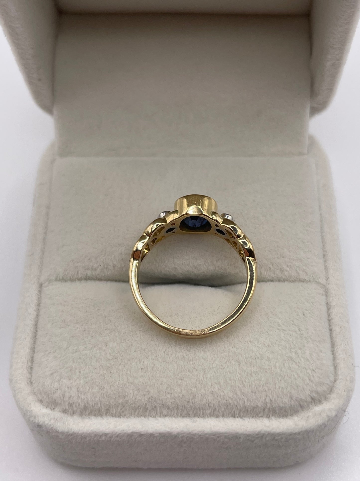 18ct gold sapphire and diamond ring