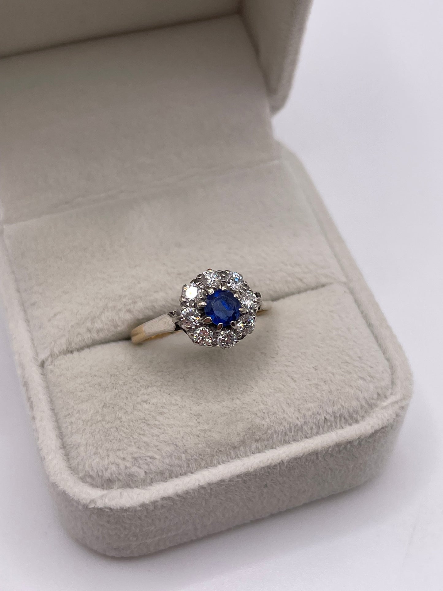 18ct gold platinum sapphire and diamond ring
