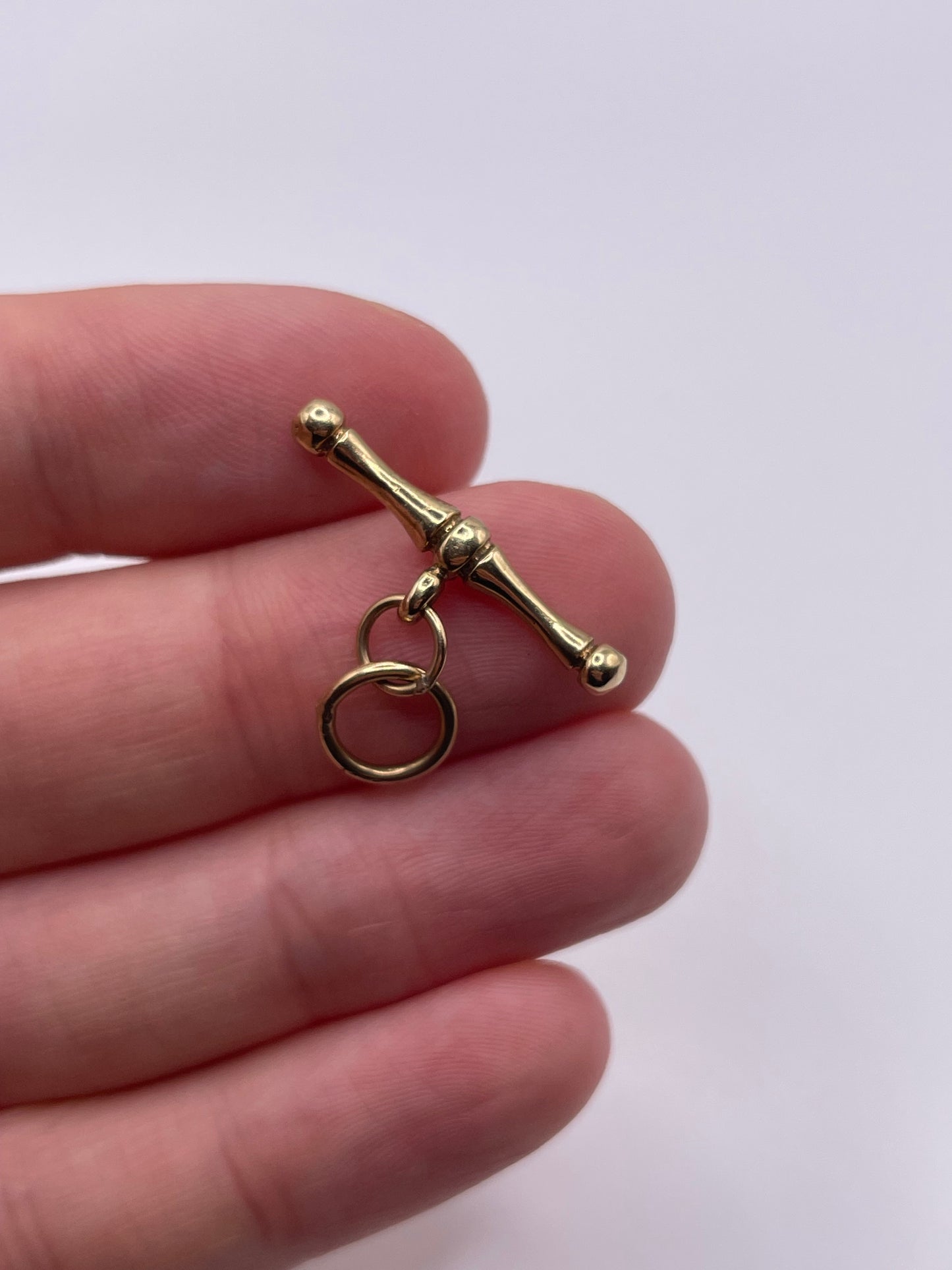 9ct gold t bar pendant