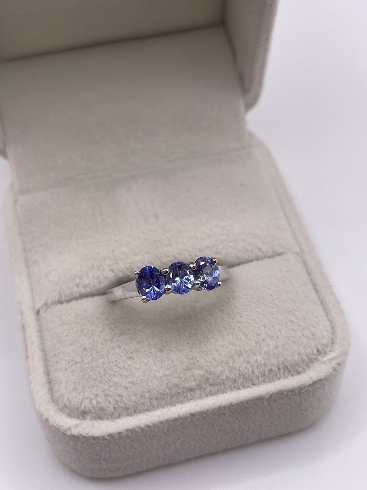 9ct white gold tanzanite ring