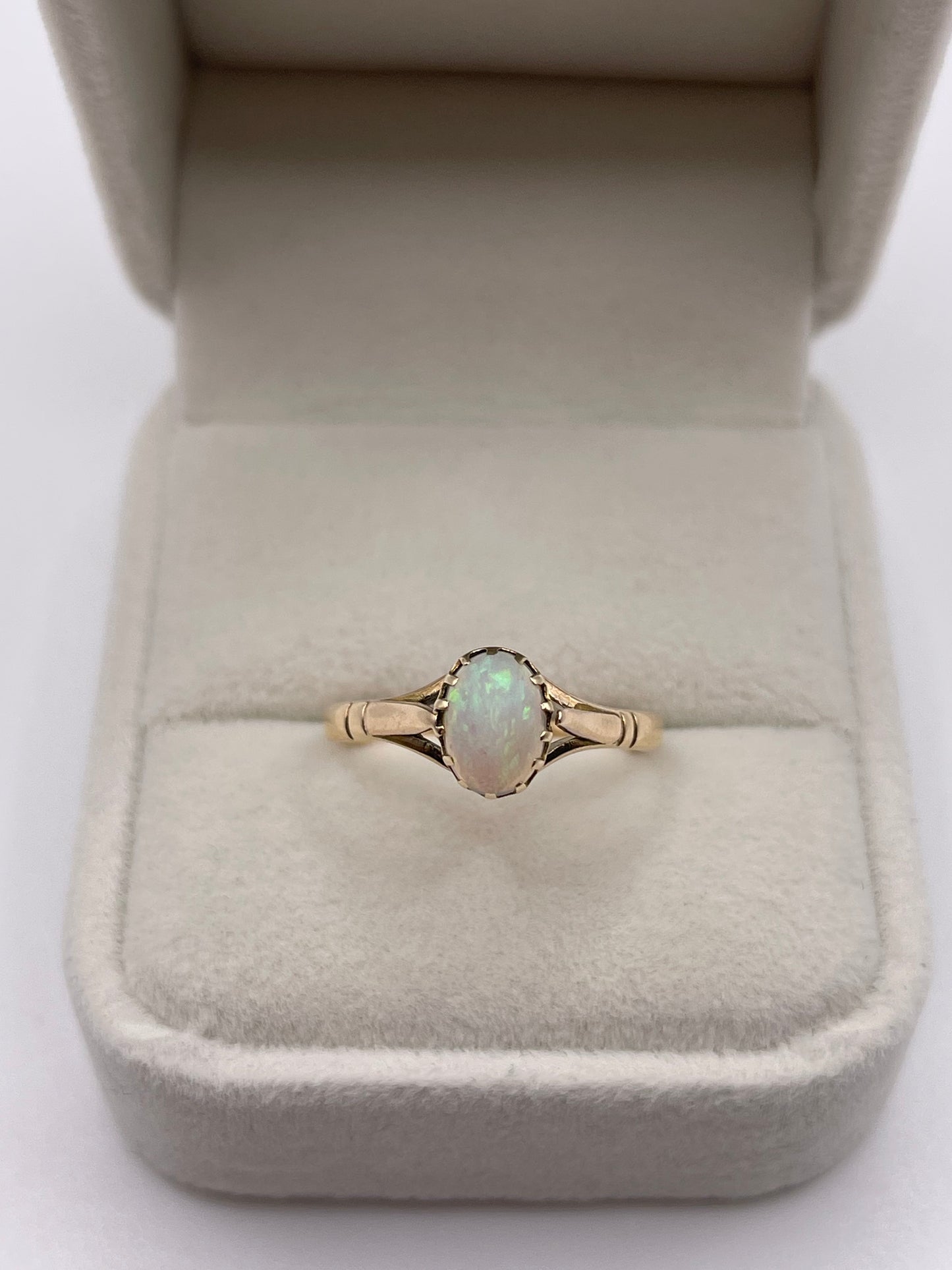 Antique 9ct gold opal ring