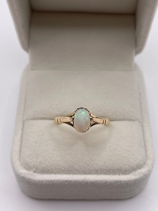 Antique 9ct gold opal ring