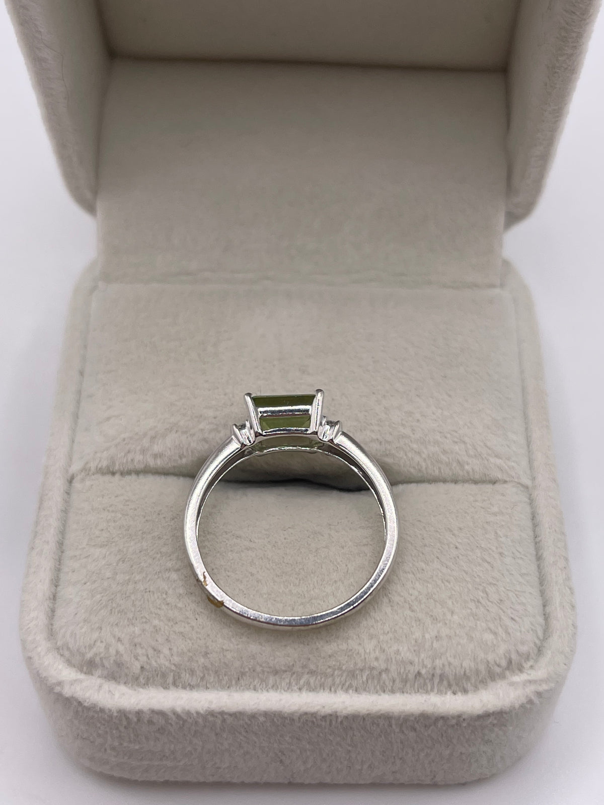 9ct white gold peridot and diamond ring
