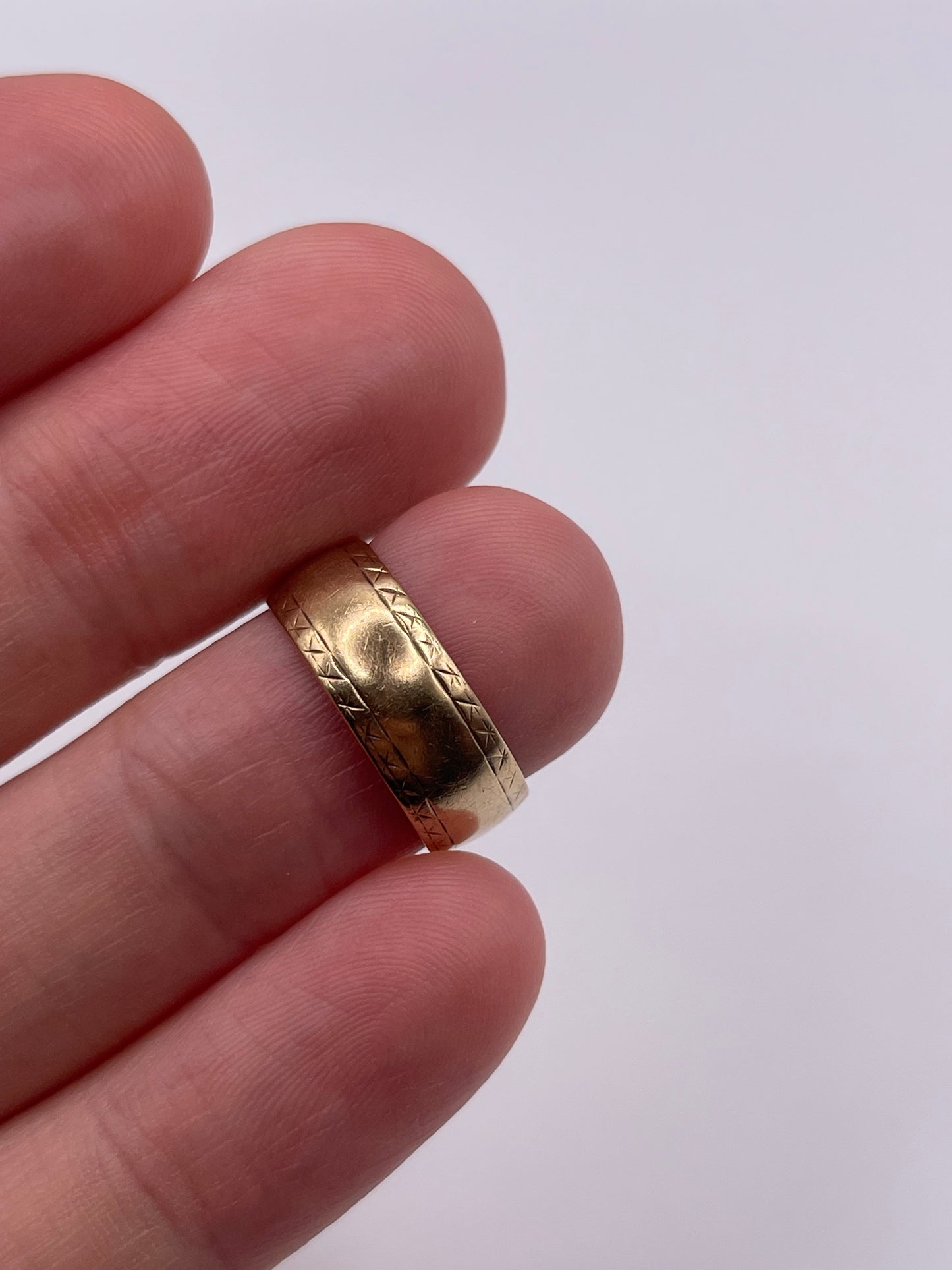 9ct gold patterned band