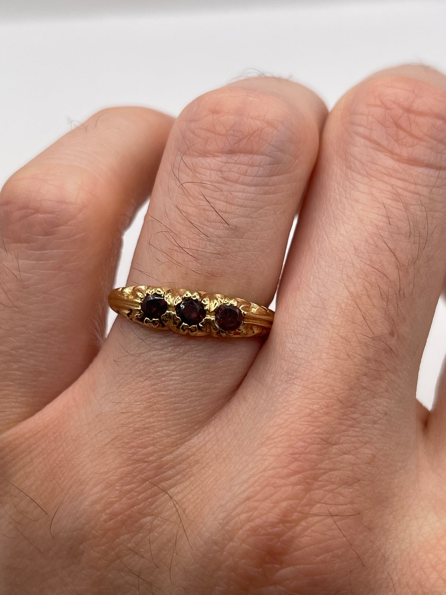 9ct gold garnet ring