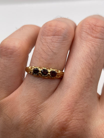 9ct gold garnet ring