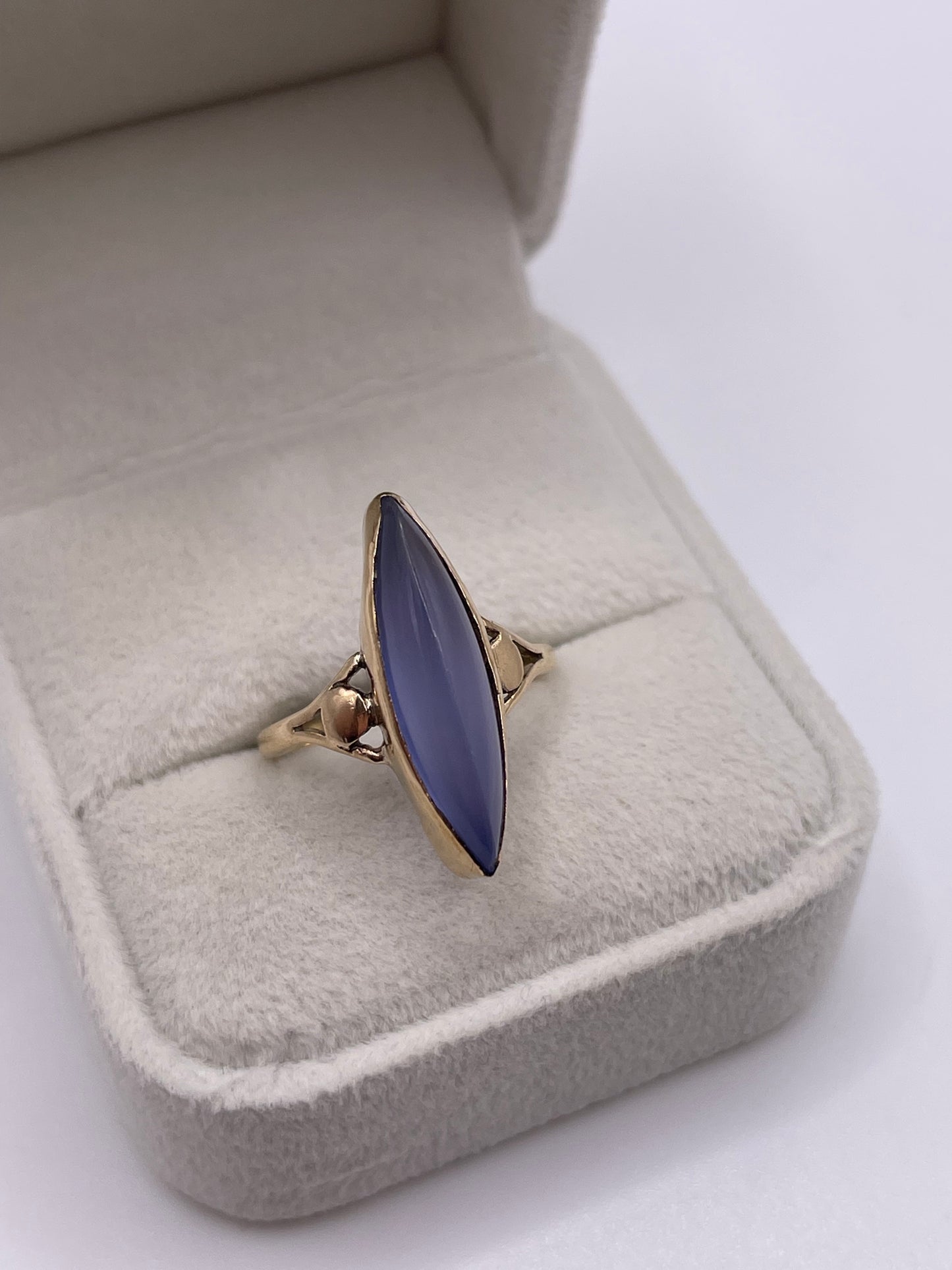 9ct gold chalcedony ring
