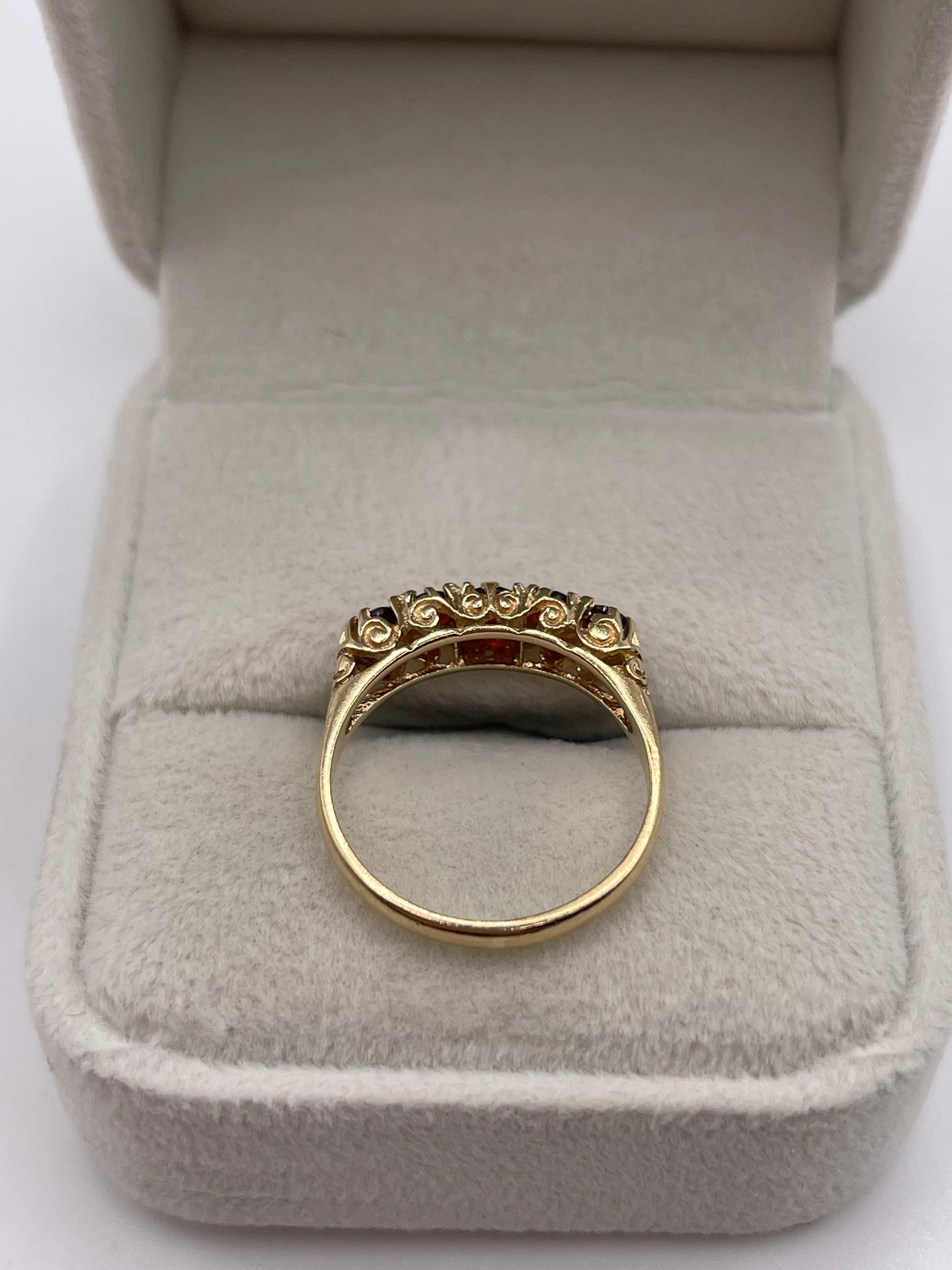 9ct gold garnet ring