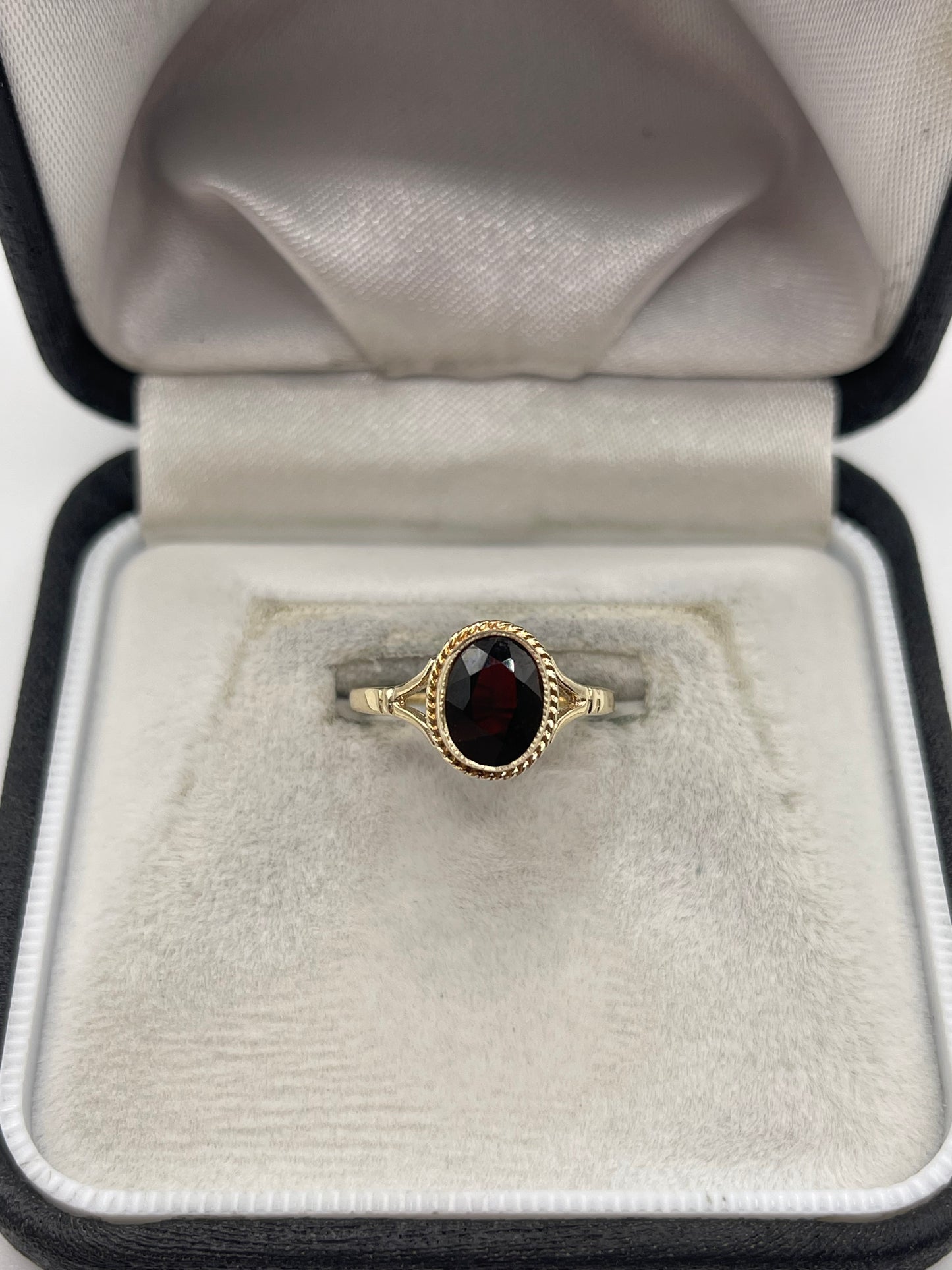9ct gold garnet ring