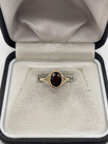 9ct gold garnet ring