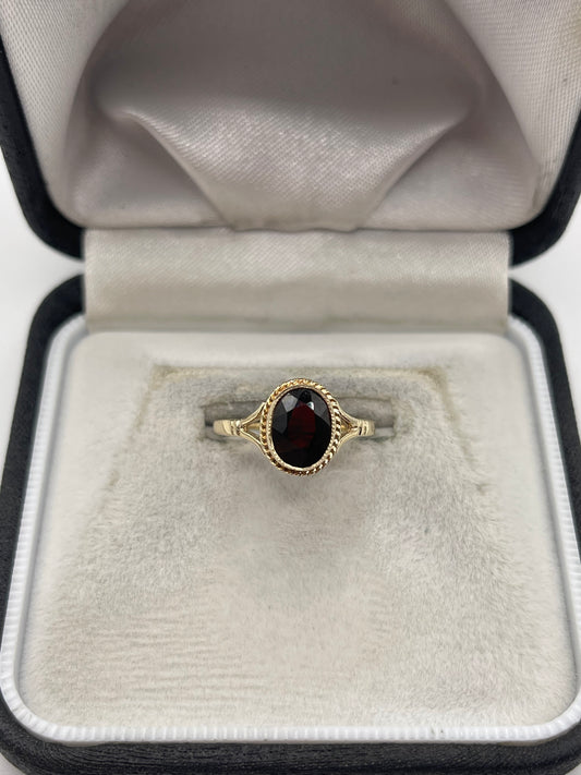 9ct gold garnet ring