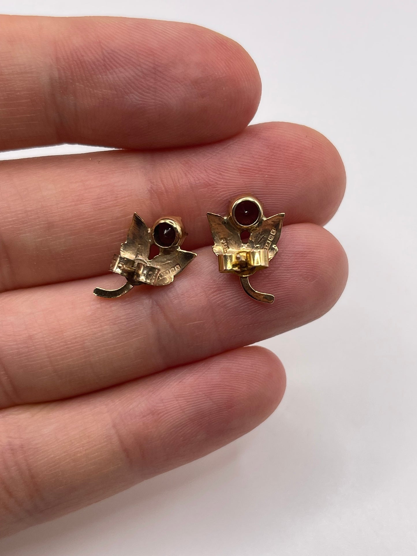 9ct gold garnet earrings