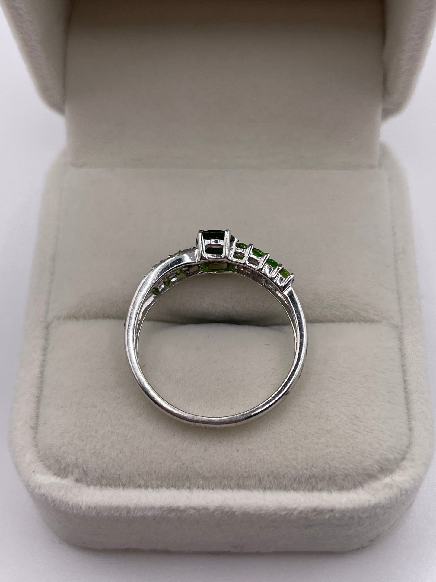 9ct white gold diopside and diamond ring