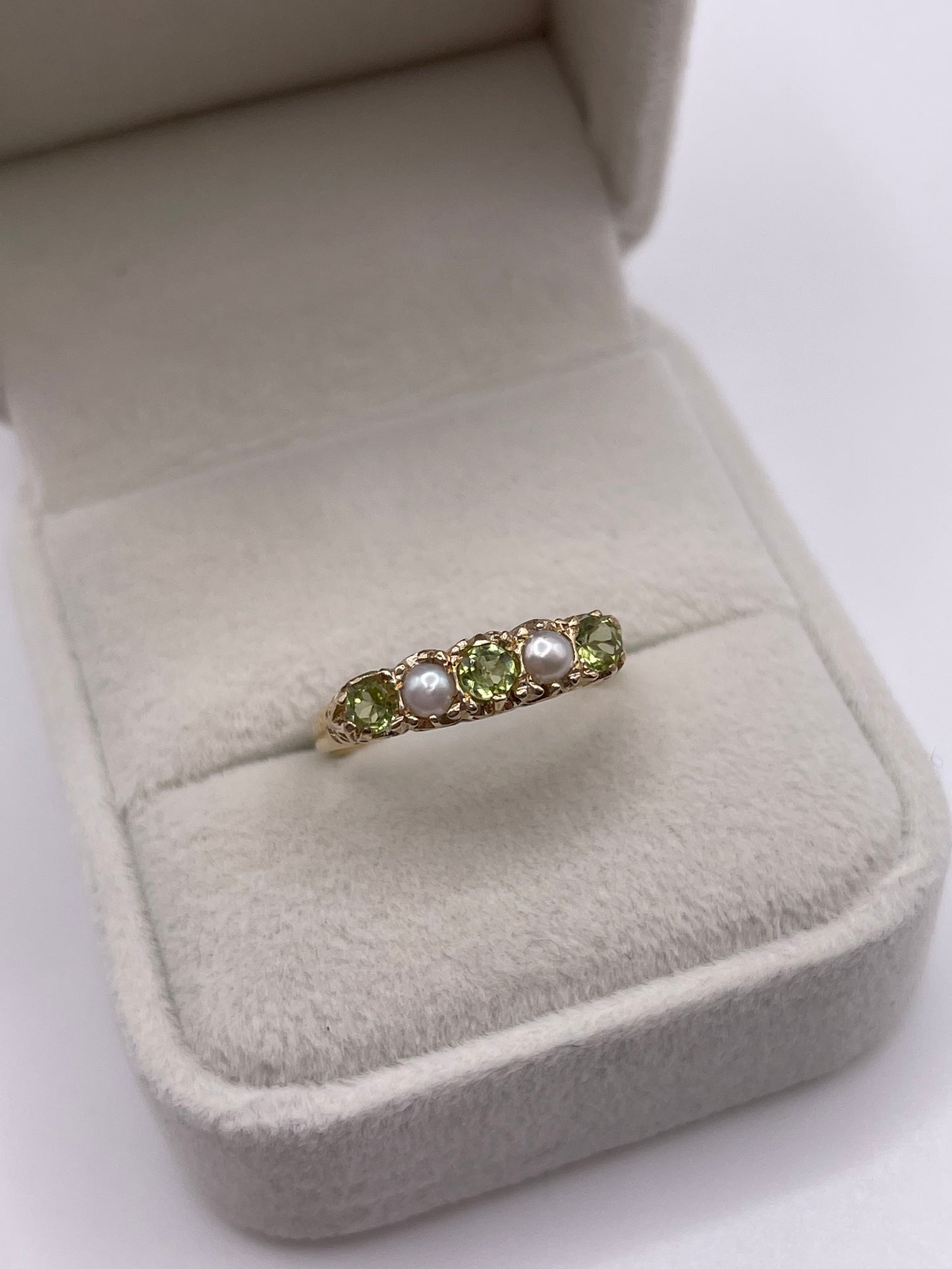 9ct gold peridot and pearl ring