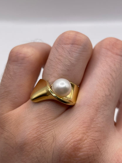 Heavy 18ct gold pearl ring