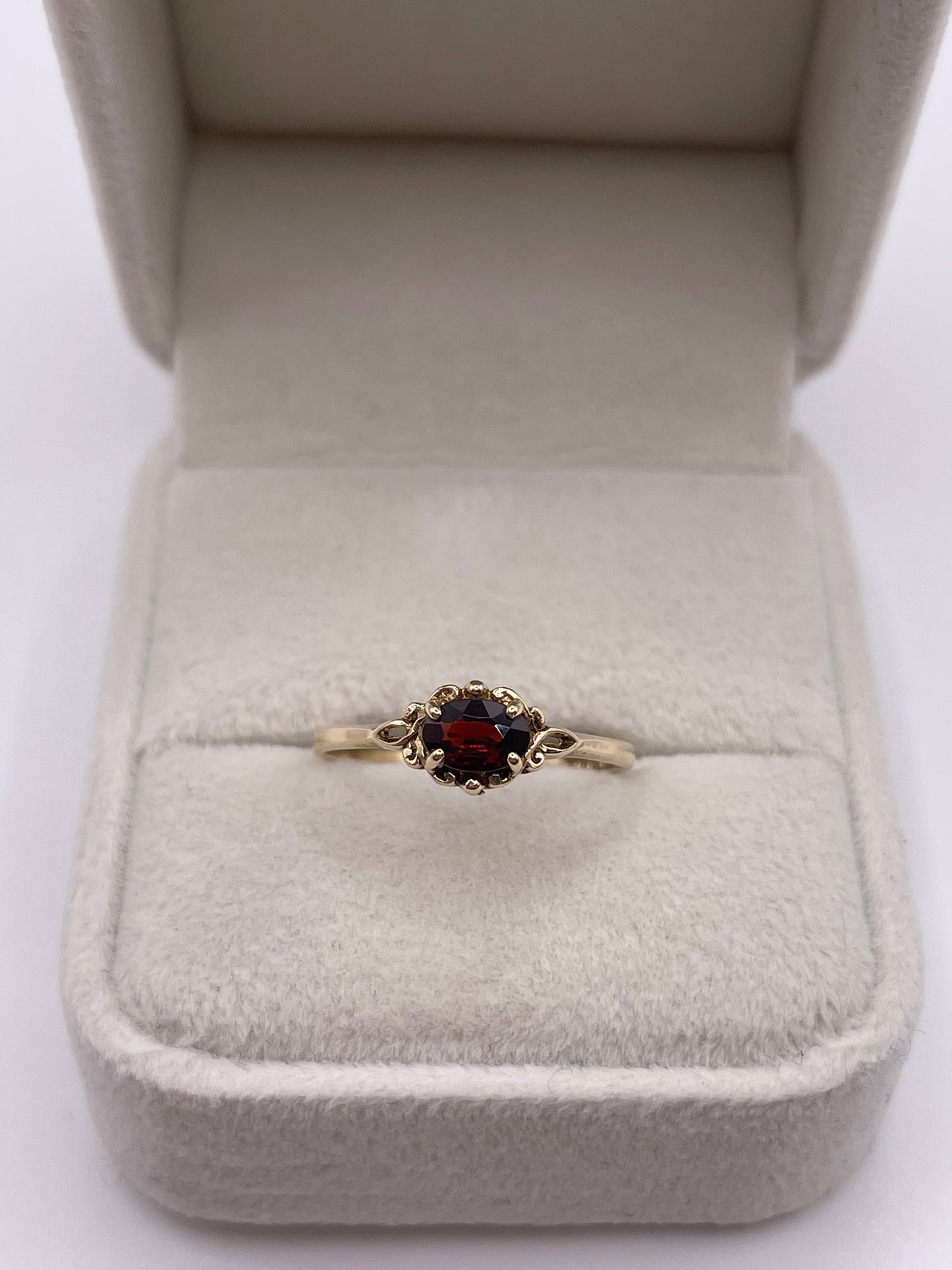 9ct gold garnet ring