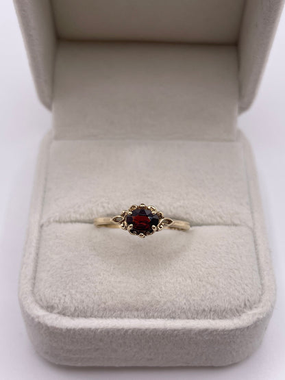 9ct gold garnet ring