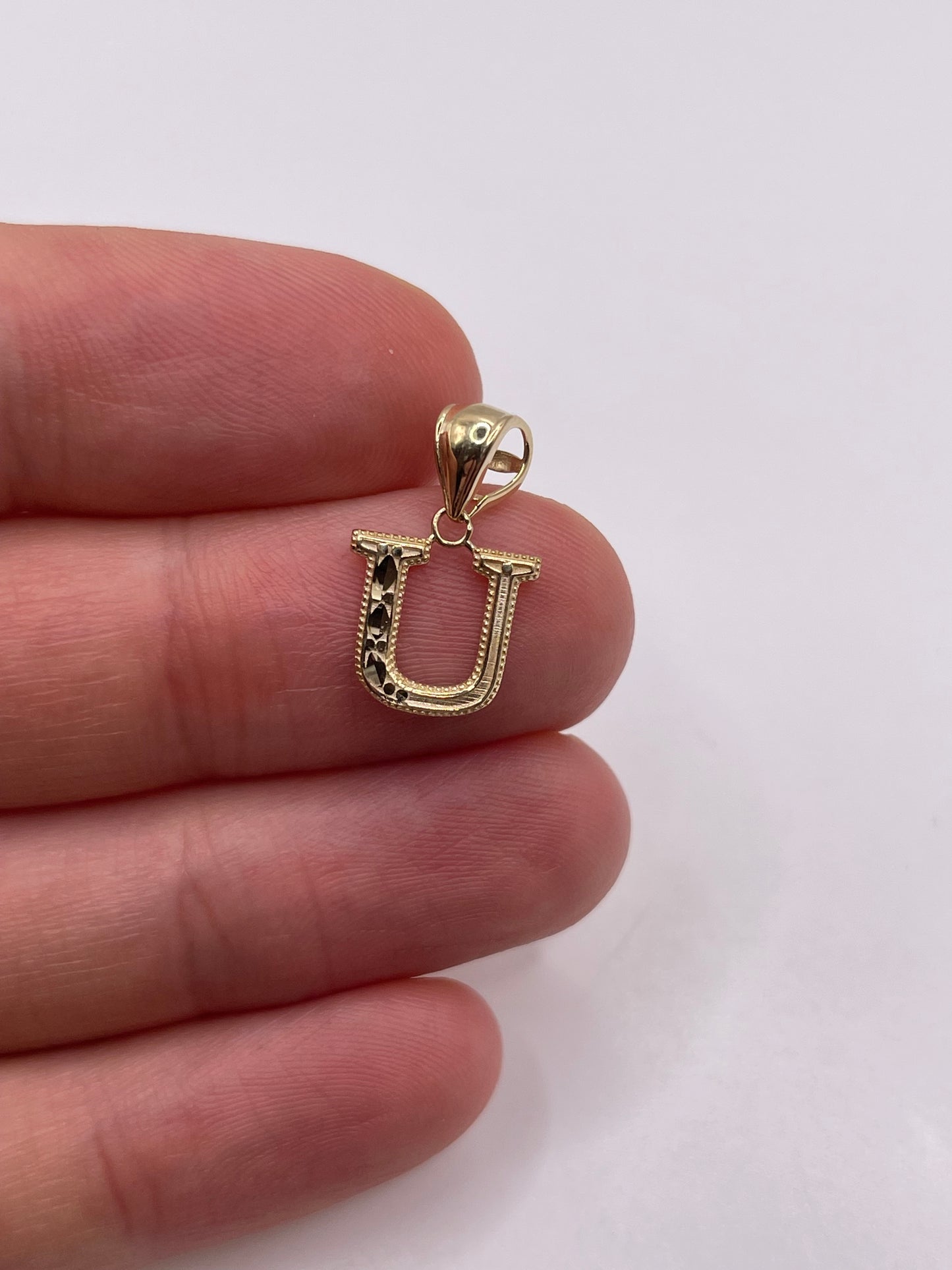 9ct gold initial U pendant