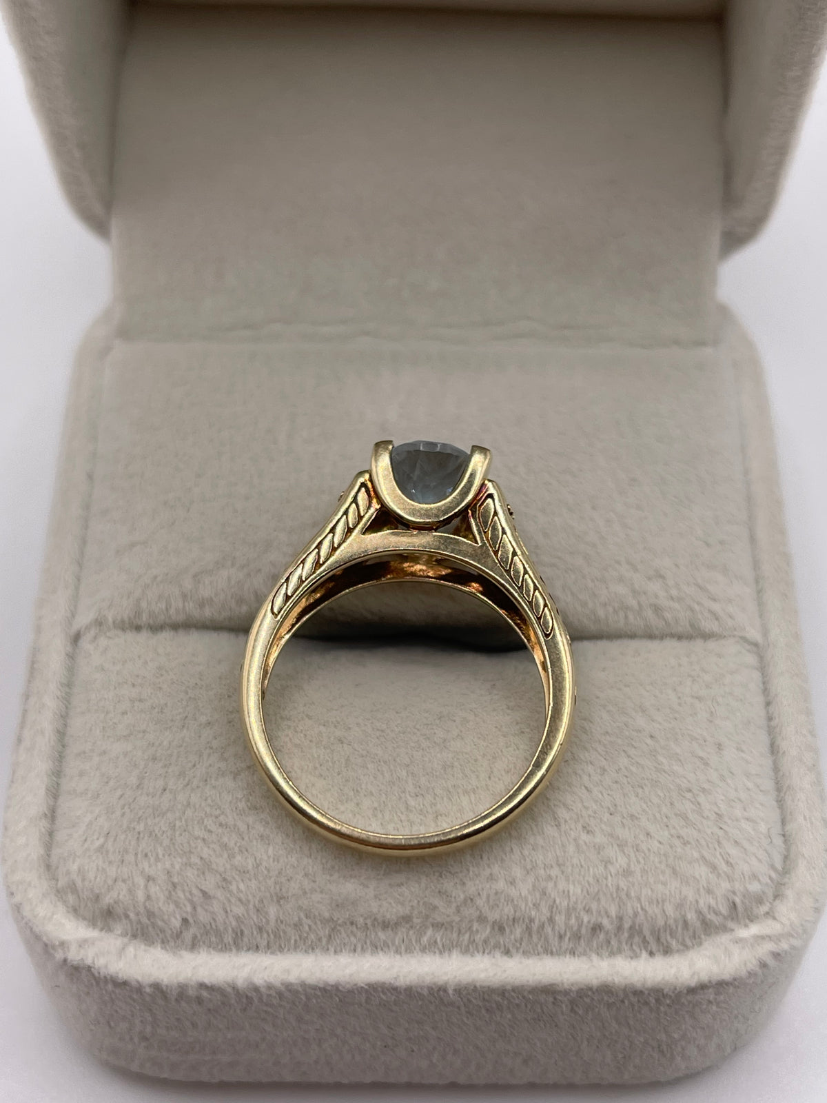 9ct gold aquamarine ring