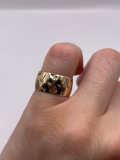 9ct gold patterned band
