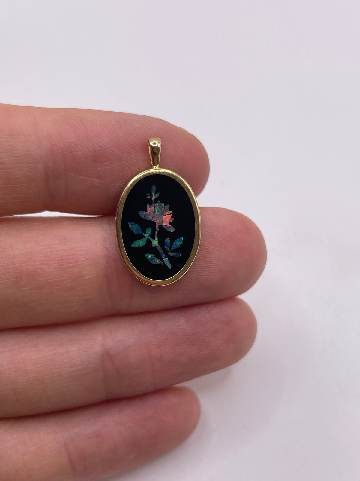 9ct gold onyx and opal pendant