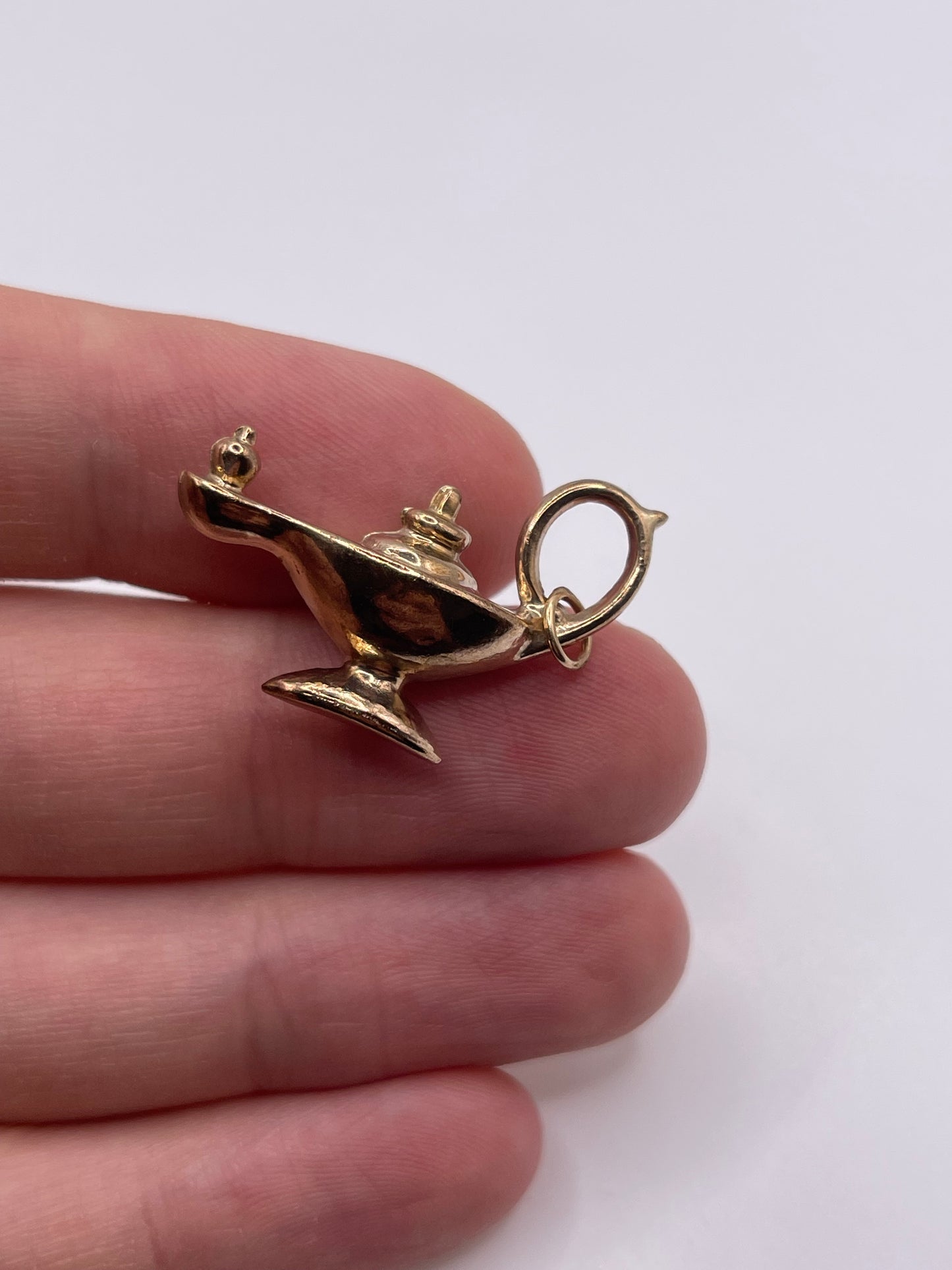 9ct gold genie lamp charm