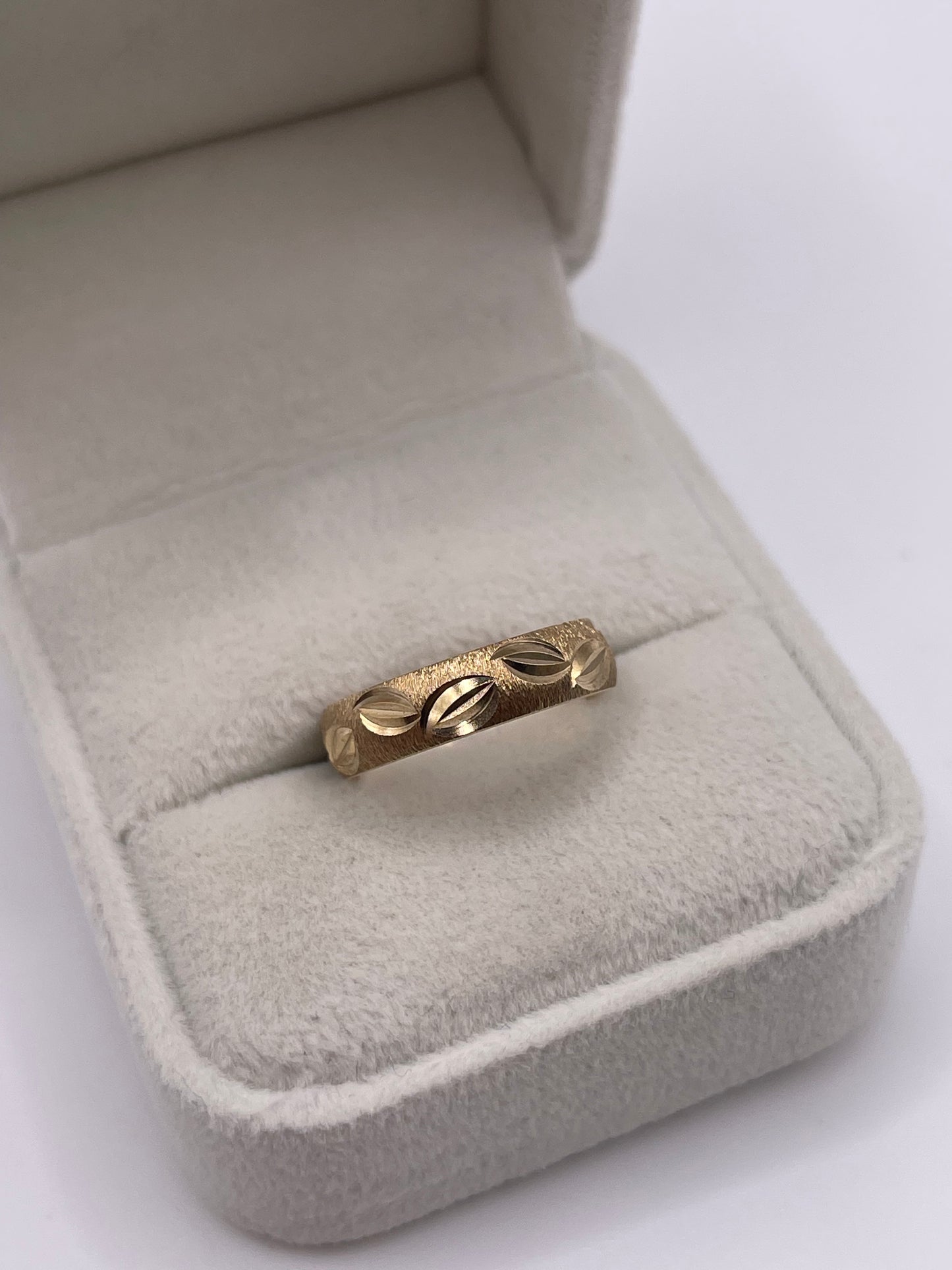 9ct gold patterned band