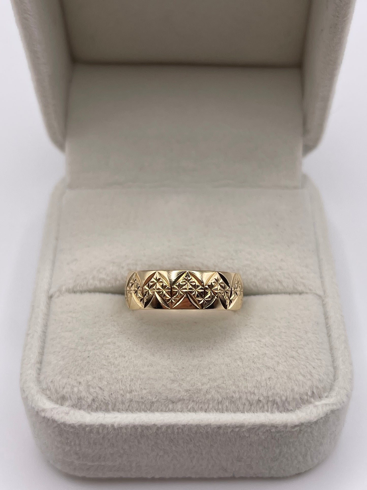 9ct gold patterned band