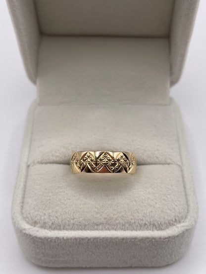 9ct gold patterned band