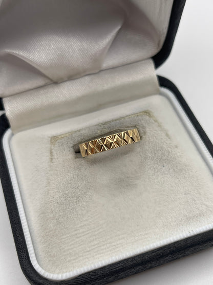 9ct gold patterned band