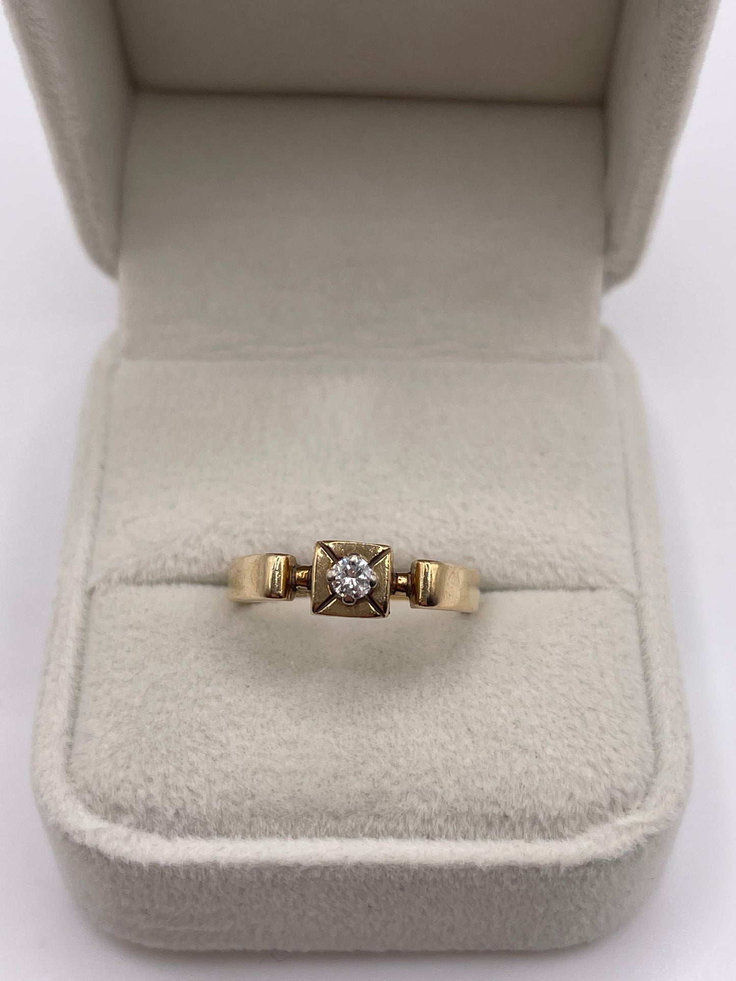 9ct gold diamond ring
