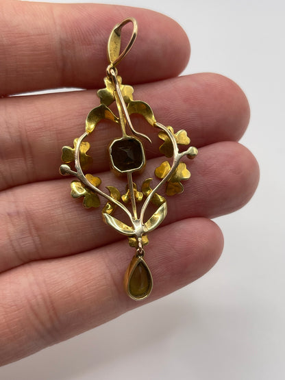 Antique 15ct gold peridot and pearl pendant