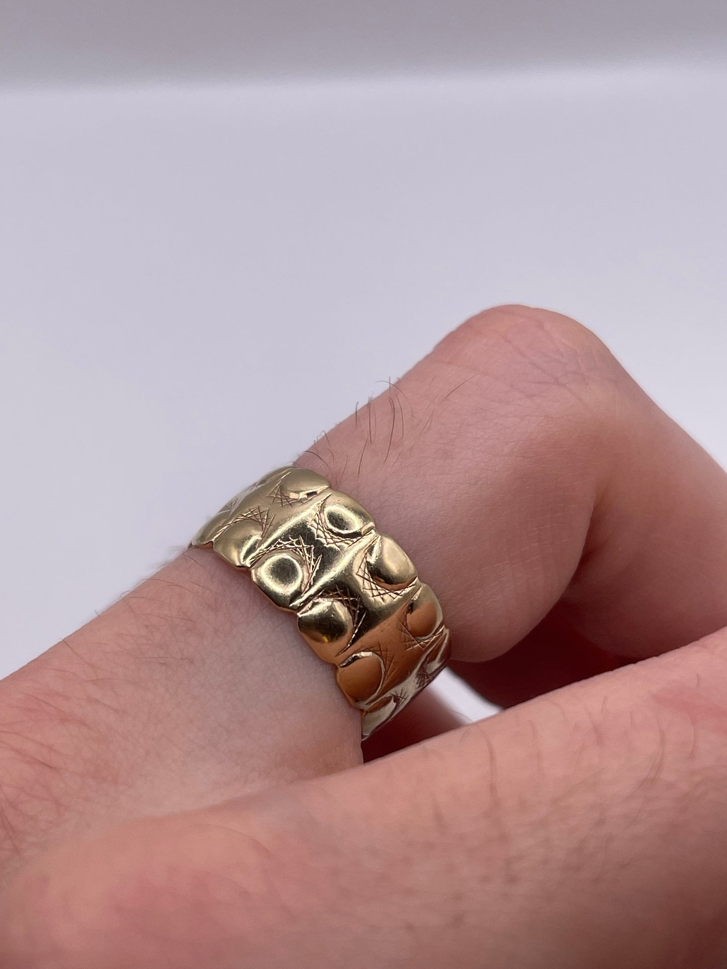 9ct gold patterned band