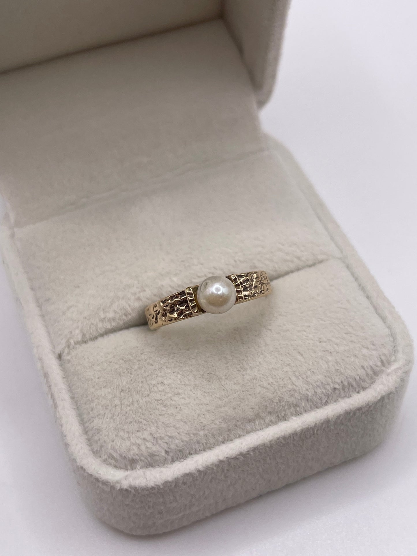 9ct gold pearl ring
