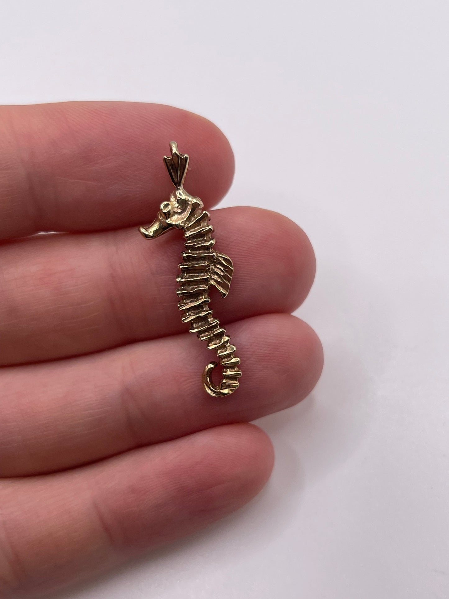 9ct gold seahorse pendant