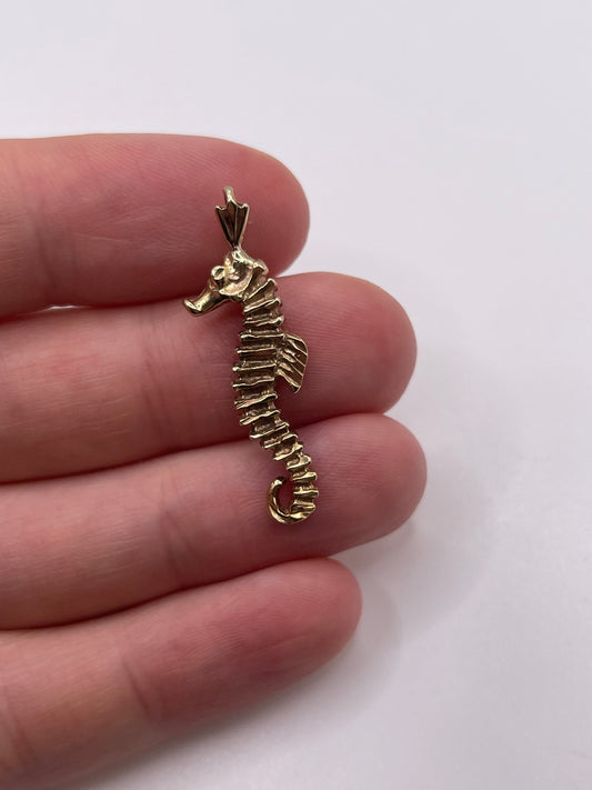 9ct gold seahorse pendant