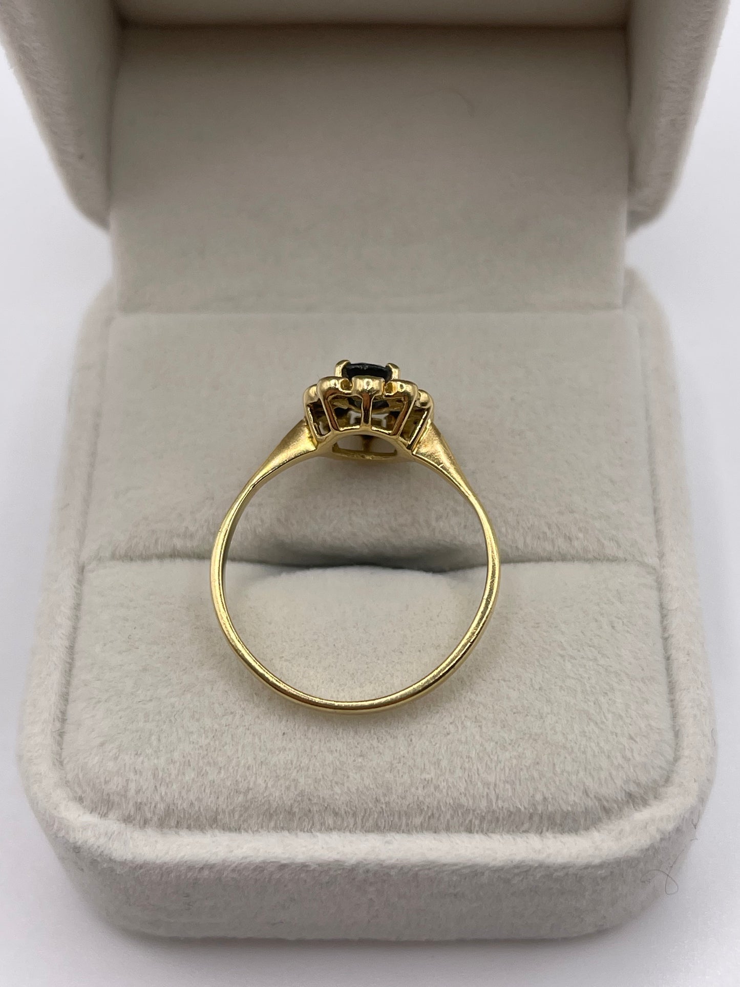 18ct gold sapphire and diamond ring